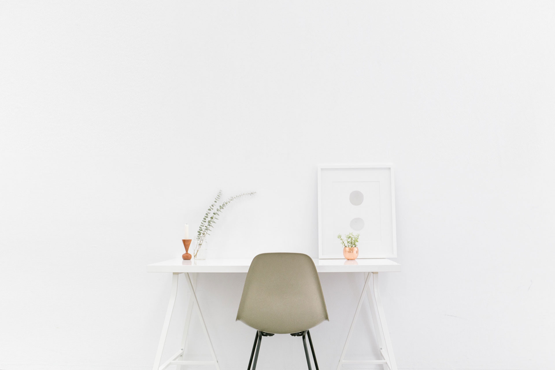 MUR BLANC DECORATION | Fournibureau Comment habiller un mur blanc ? Illzach
