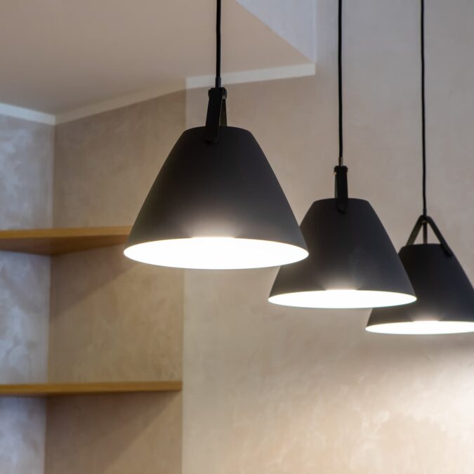 Comment utiliser des luminaires pour cr&eacute;er un effet de profondeur dans une grande pi&egrave;ce de vie ? Colmar 0